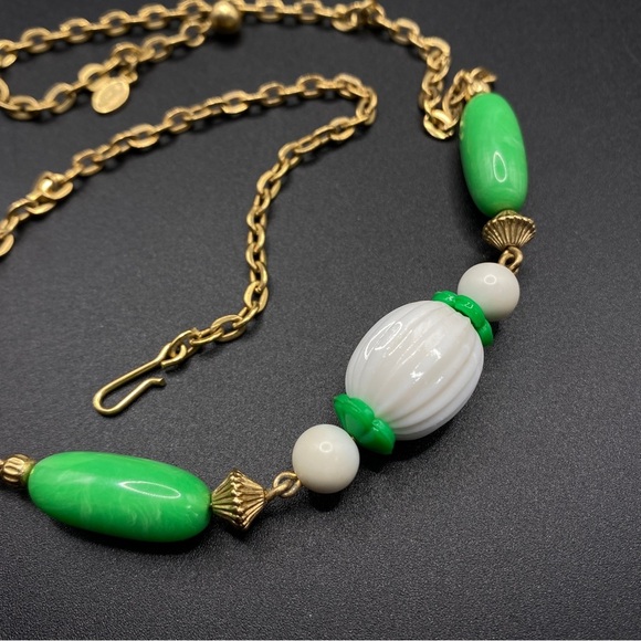 AVON Green & White Lucite Beads Gold Tone Necklace "Come Summer "1975 - Picture 6 of 11